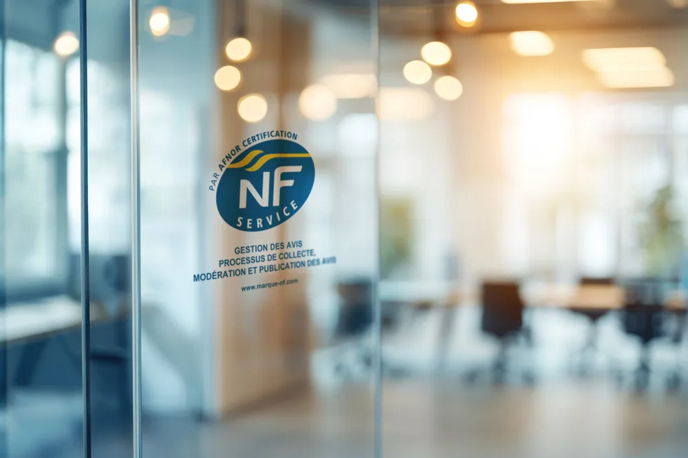 Certification NF Service sur la vitre d'un bureau