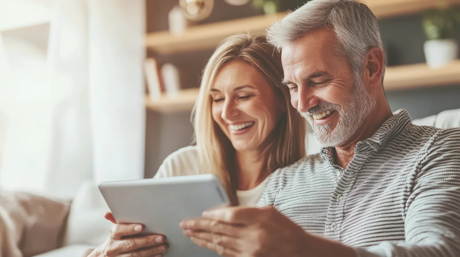 Couple consultant une tablette ensemble
