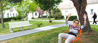 Residentiels_Chateau_dOlonne_residence-olonne-femme-agee-parc-parcours-sante