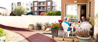 Residentiels_Niort_residence-niort-seniors-repas-terrasse