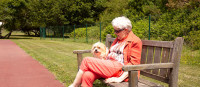 Residentiels_Saint_Brevin_residence-saint-brevin-femme-agee-parc-chien