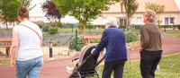 Residentiels_Tonnay-Charente_residence-rochefort-senior-parc-balade-famille