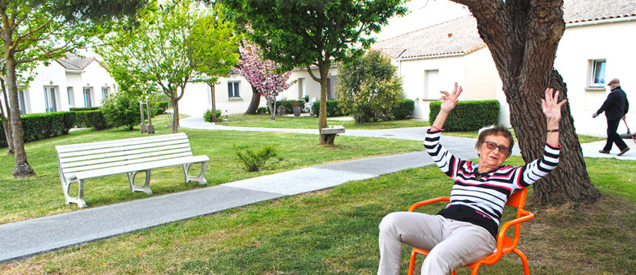 Residentiels_Saint_Brevin_residence-olonne-femme-agee-parc-parcours-sante